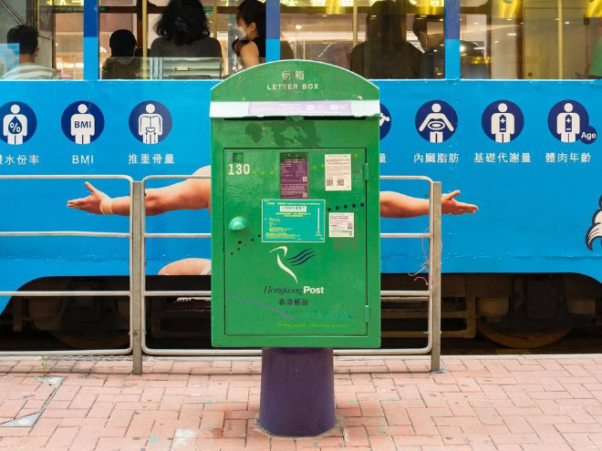 Accidentally funny street photo by Edas Wong.